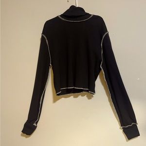 Cute crop top with turtle neck and long foldable sleeves.